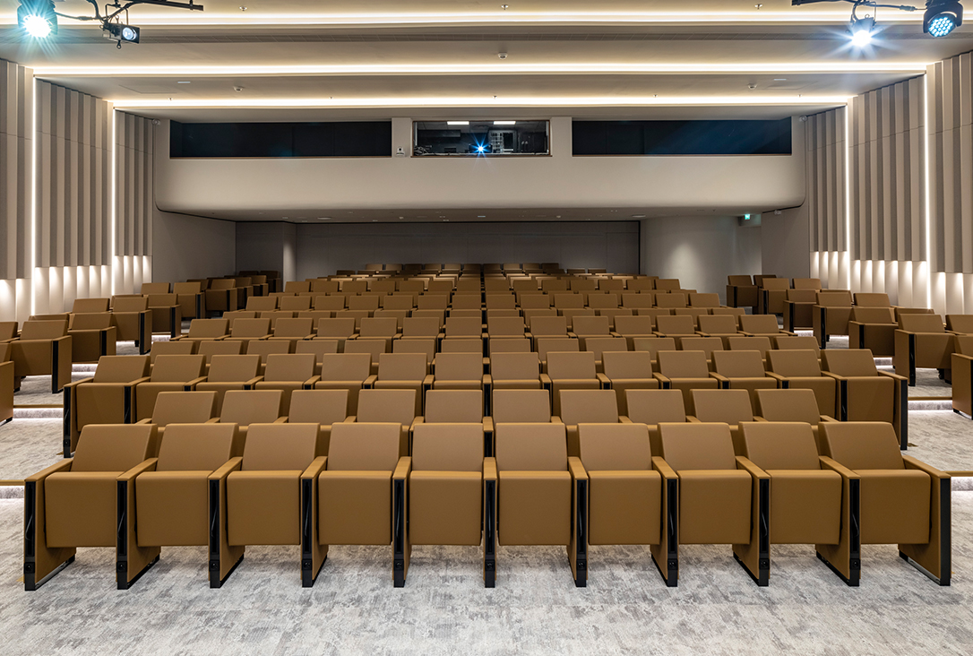 Installing the C100 armchairs in the sophisticated auditorium of the CB21 skyscraper found in Paris’ La Défense business district