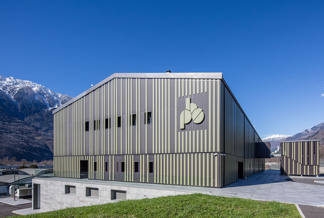 Les fauteuils L213 « habillent » l’auditorium à l’âme industrielle de la Banca Popolare de Sondrio