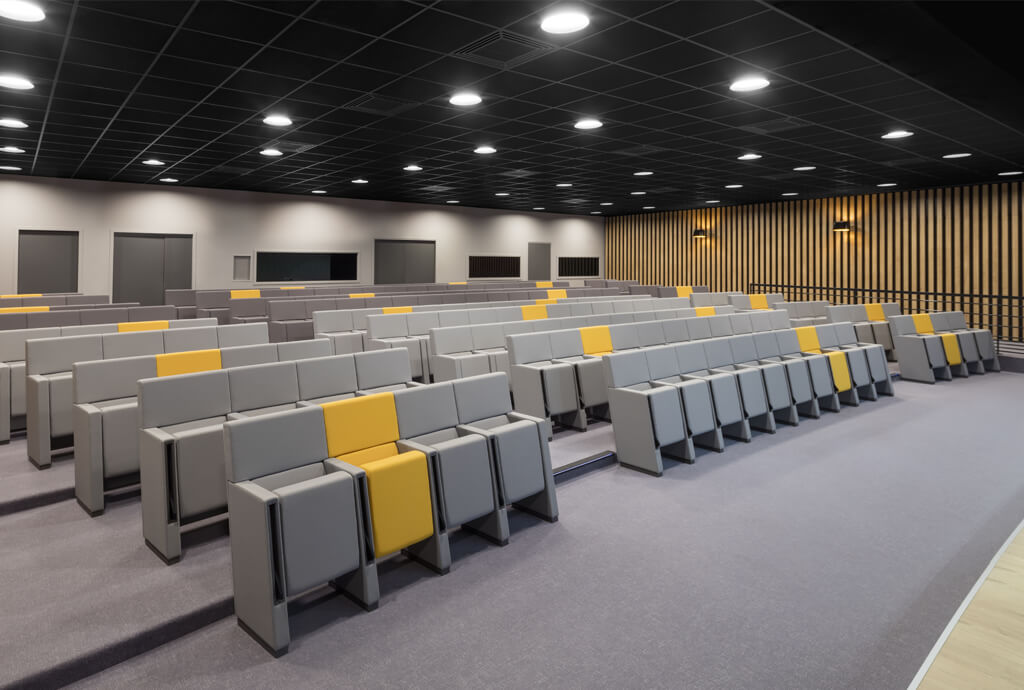 Poltrone L213 per l’auditorium dell’Headquarter Bayer France