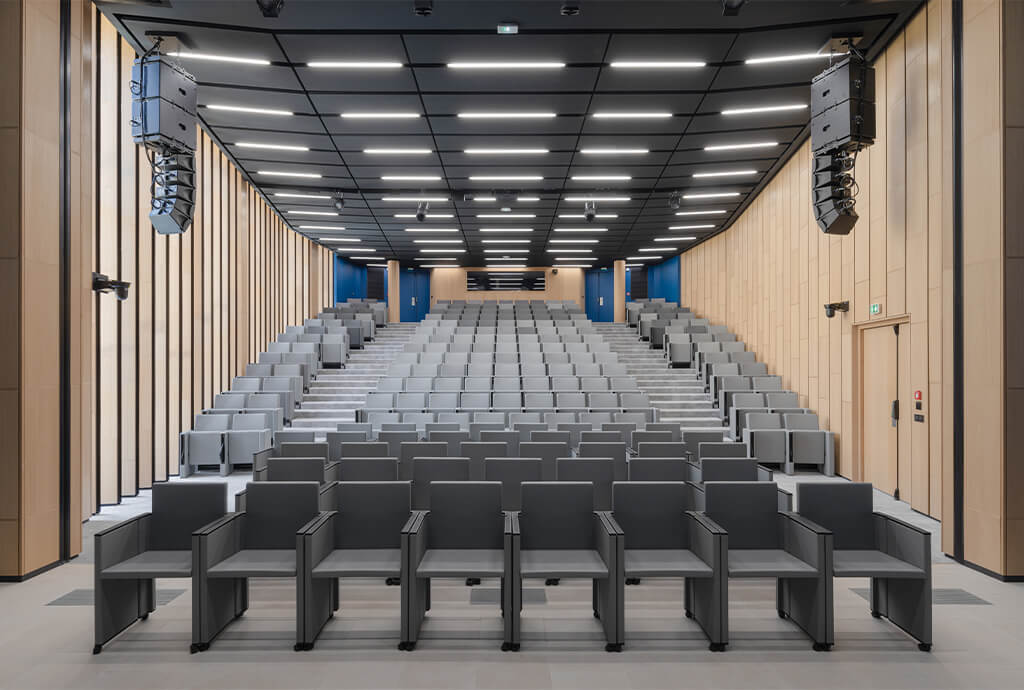 Chécy (France): LAMM armchairs perfect for the rapid reconfiguration of the auditorium on the Thélem assurance group’s renovated ‘campus’