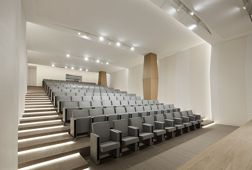 Fauteuils F50 de LAMM pour l’Auditorium du Parc technologique pour la recherche et l’innovation de l’Université américaine de Sharjah, aux Émirats