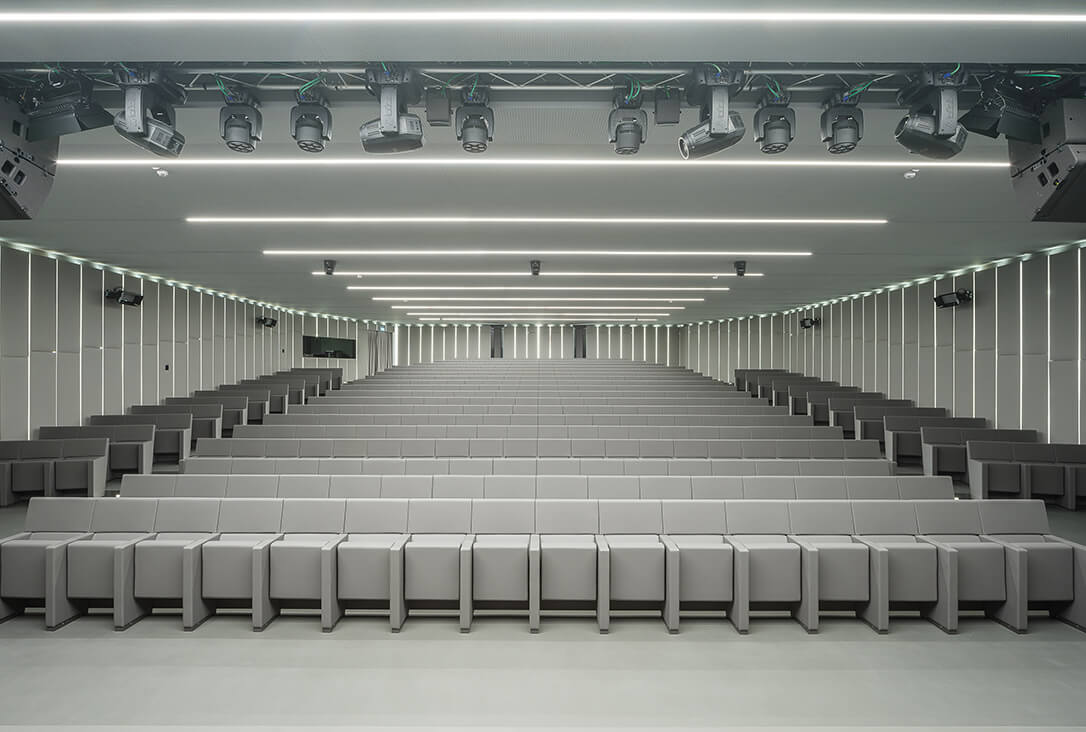La elegancia de las butacas L213 «viste» el auditorio de la sede del Grupo Megawatt en Casoria (Nápoles)