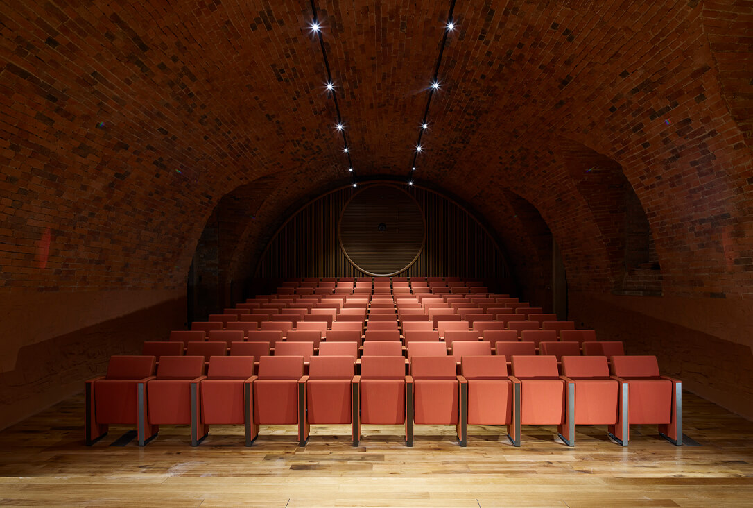 Les fauteuils C100 meublent le superbe auditorium de la villa de rêve qui surplombe les collines du Chianti