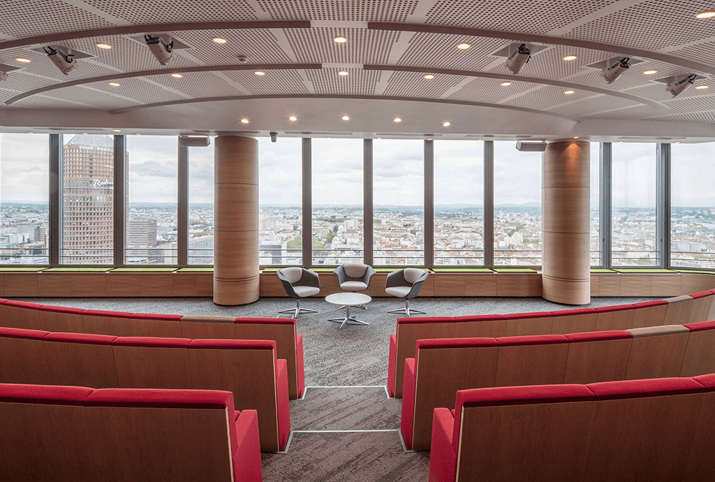 Le fauteuil L213 dans le gratte-ciel Tour InCity de Lyon