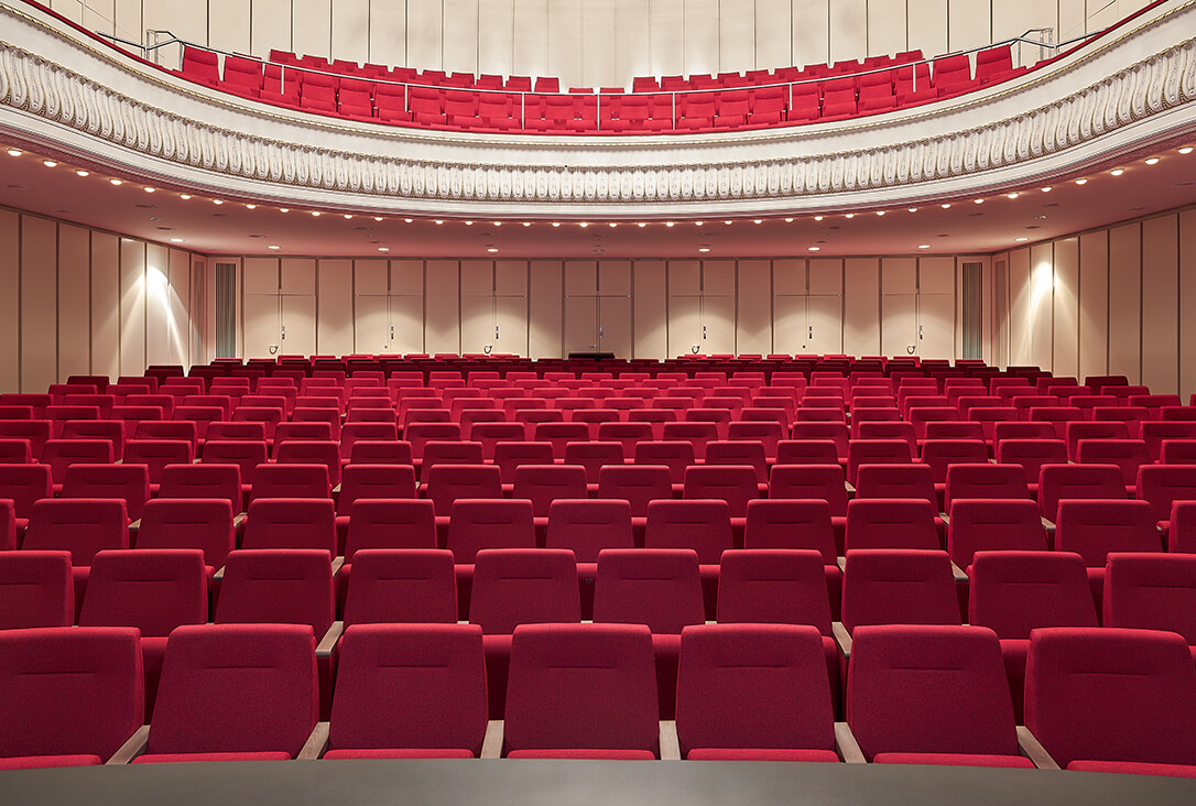 Poltrone “custom” e alta artigianalità per il teatro-gioiello della città termale di Bad Oeynhausen (Germania)